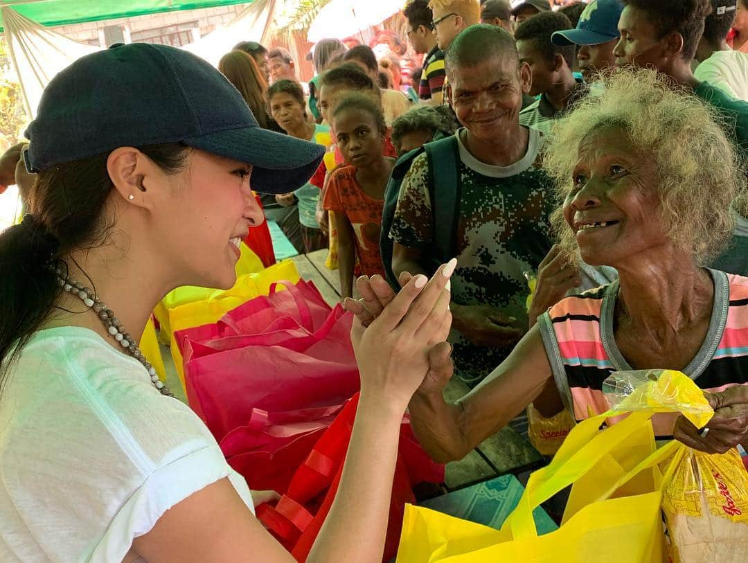 Kim Chiuさんのインスタグラム写真 - (Kim ChiuInstagram)「would not want to celebrate my day than this!!!❤️ those precious smiles.... priceless❤️ salamat sa tulong nyo. sa lahat po ng bumili ng mga clothes ko sa world trade last december and sa carousel eto na po yun maraming salamat po sa tulong nyo and ofcourse to @chowkingph family! maraming salamat for the 1 thousand #chaofan and #siopao sobrang malaking bagay po itong binigay nyo! mabuhay po kayong lahat and may God bless you all more!!!❤️❤️❤️ #forevergrateful #foreverthankful salamat po papa God sa biyayang binigay nyo sa amin🙏🏻」4月26日 12時09分 - chinitaprincess