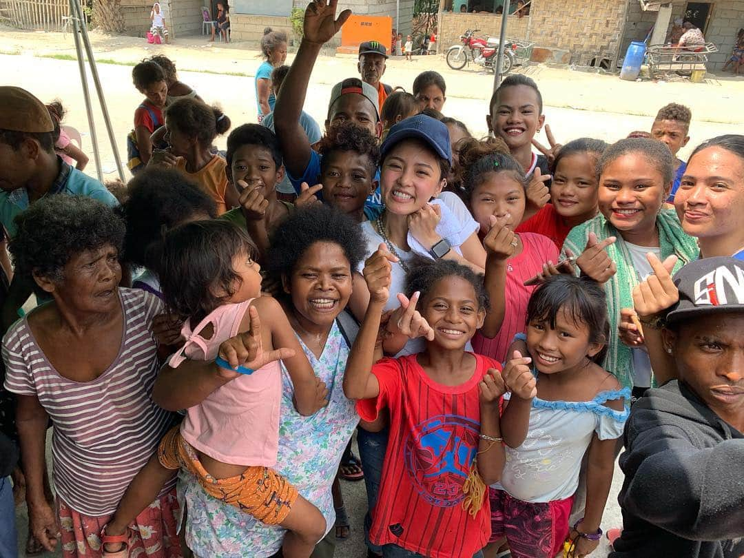 Kim Chiuさんのインスタグラム写真 - (Kim ChiuInstagram)「would not want to celebrate my day than this!!!❤️ those precious smiles.... priceless❤️ salamat sa tulong nyo. sa lahat po ng bumili ng mga clothes ko sa world trade last december and sa carousel eto na po yun maraming salamat po sa tulong nyo and ofcourse to @chowkingph family! maraming salamat for the 1 thousand #chaofan and #siopao sobrang malaking bagay po itong binigay nyo! mabuhay po kayong lahat and may God bless you all more!!!❤️❤️❤️ #forevergrateful #foreverthankful salamat po papa God sa biyayang binigay nyo sa amin🙏🏻」4月26日 12時09分 - chinitaprincess