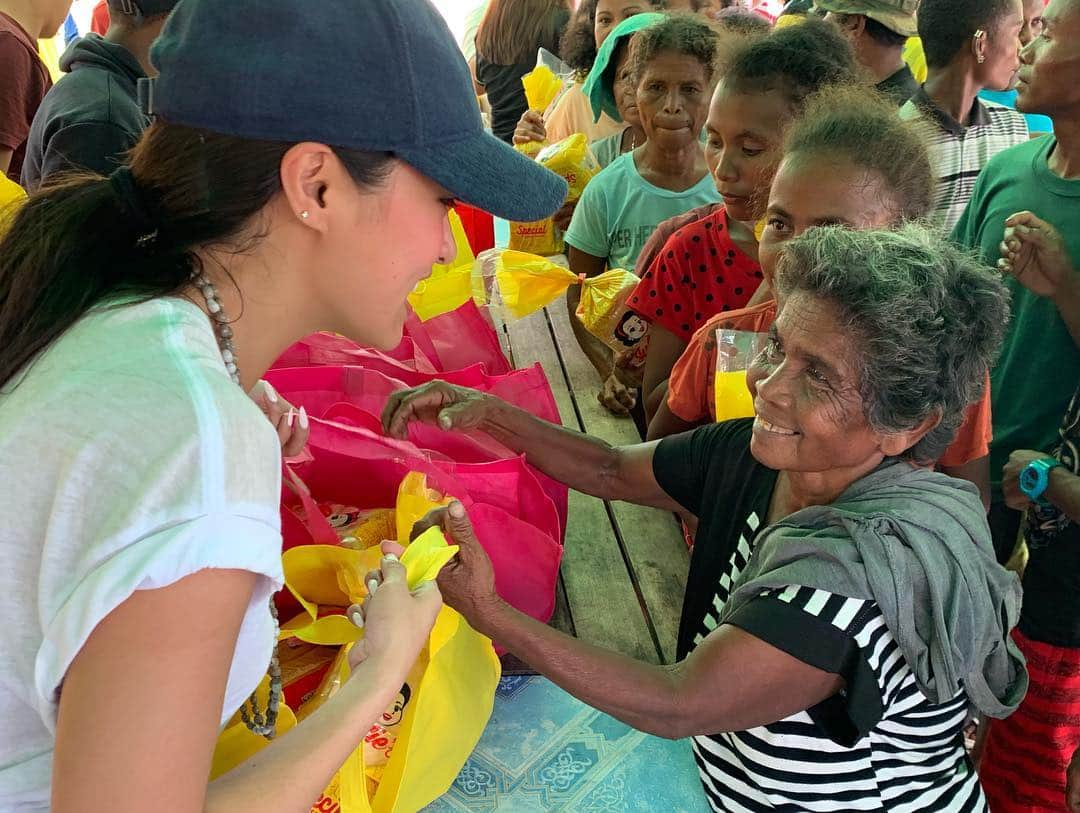 Kim Chiuさんのインスタグラム写真 - (Kim ChiuInstagram)「would not want to celebrate my day than this!!!❤️ those precious smiles.... priceless❤️ salamat sa tulong nyo. sa lahat po ng bumili ng mga clothes ko sa world trade last december and sa carousel eto na po yun maraming salamat po sa tulong nyo and ofcourse to @chowkingph family! maraming salamat for the 1 thousand #chaofan and #siopao sobrang malaking bagay po itong binigay nyo! mabuhay po kayong lahat and may God bless you all more!!!❤️❤️❤️ #forevergrateful #foreverthankful salamat po papa God sa biyayang binigay nyo sa amin🙏🏻」4月26日 12時09分 - chinitaprincess