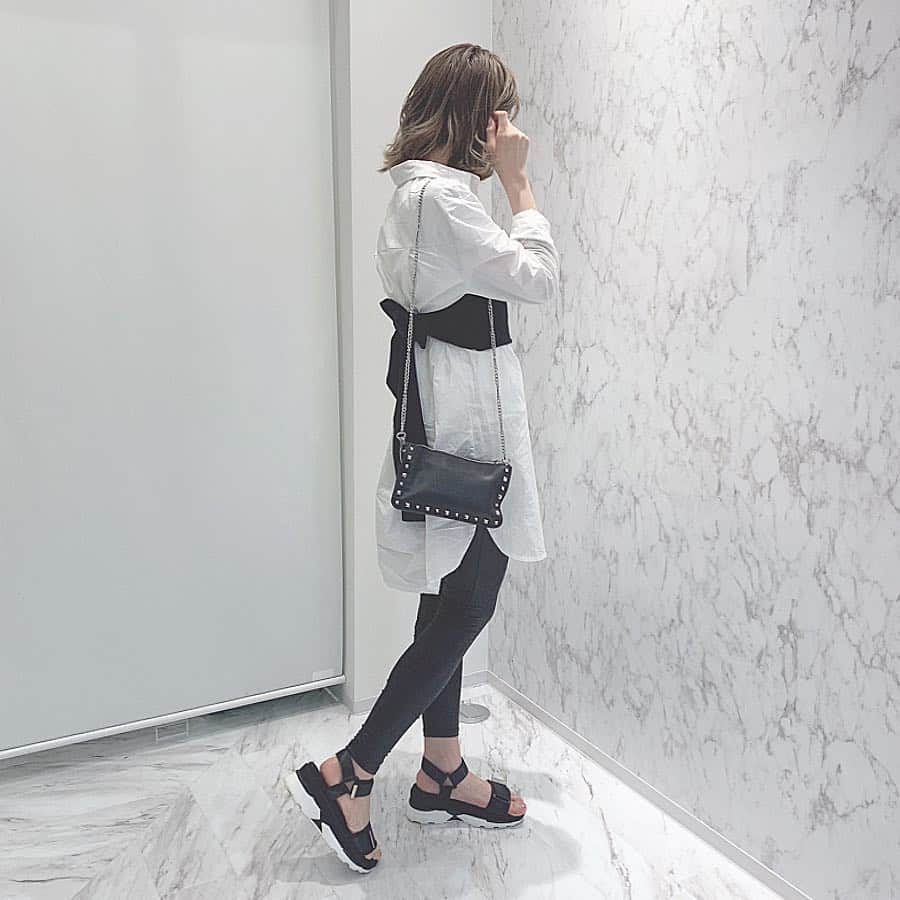 のインスタグラム：「今日は雨だ〜𓃗 ラフォーレで酷使した体をいたわりに 本日はメンテナンスdayで銀座にあるスレンダ銀座へ𓂂𓏸 大理石でゴージャス空間𓊯⠀ ⠀ ここは遺伝子検査をして、自分の遺伝子に基づいた メニューを組んでくれるから合理的に合う施術を してくれるからすごくお気に入り𓂂𓏸⠀ ⠀ 骨格調整のメニューもあって先生が骨君🦴を使って すごくわかりやすく説明してくれて普段の姿勢も どう気をつけたらいいかわかるからいい♡⠀ むくみめっちゃ取れてスッキリしたぁ〜😭👏⠀ ⠀ #slendaginza#スレンダ銀座#slenda#ginza#エステ#痩身エステ#jetrag#jetrag_ootd#ジェットラグ」