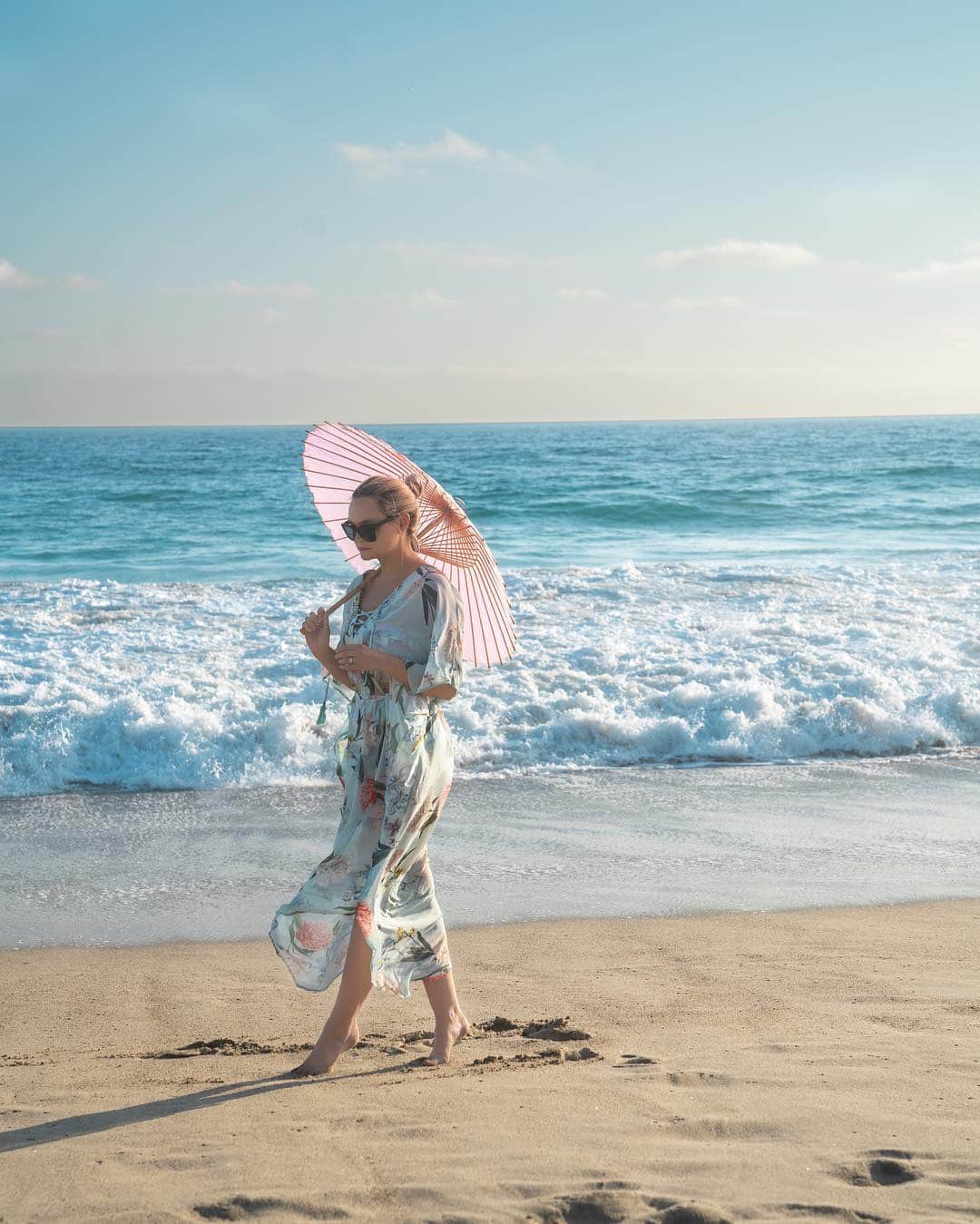 リズ・チェルカソワのインスタグラム：「My only plan for summer is to spend more time at the beach. How about you?」