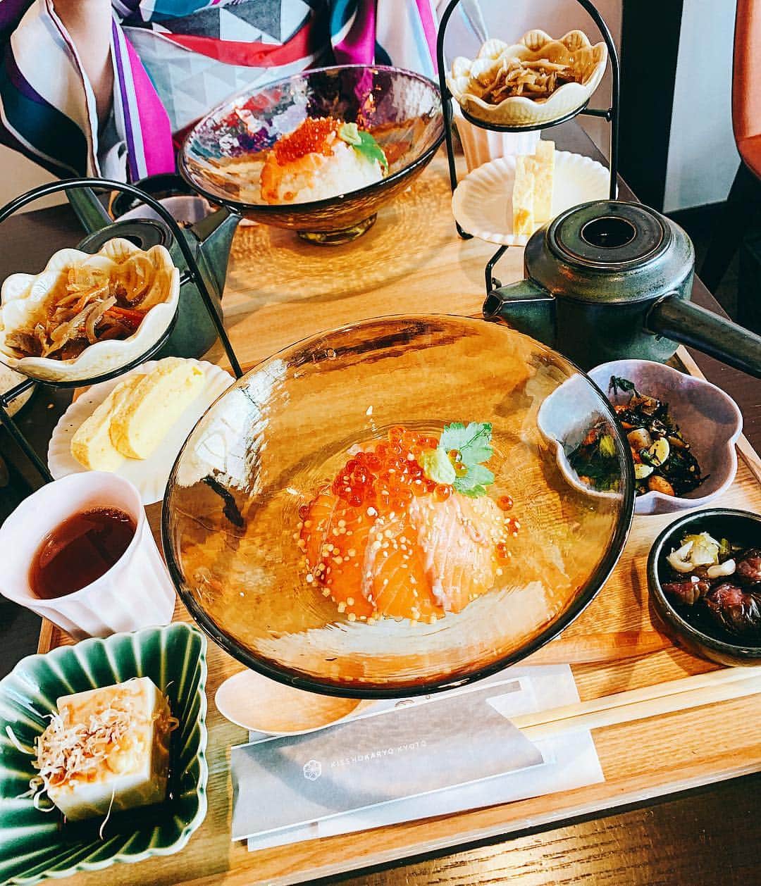 畑有里紗さんのインスタグラム写真 - (畑有里紗Instagram)「@kisshokaryo のlunch🍽 サーモンとイクラのだし茶漬けがメインの おばんざい🍱  美味しかった❤︎ セットで本わらび餅も付けたよ！ ここはパフェが有名なお店なので 次回はパフェ食べよっと❤️ . #吉祥菓寮#吉祥菓寮祇園本店 #京都ランチ#ariifood#京都ランチ巡り #京都カフェ#kyoto#京都グルメ」4月26日 12時13分 - arii_m36
