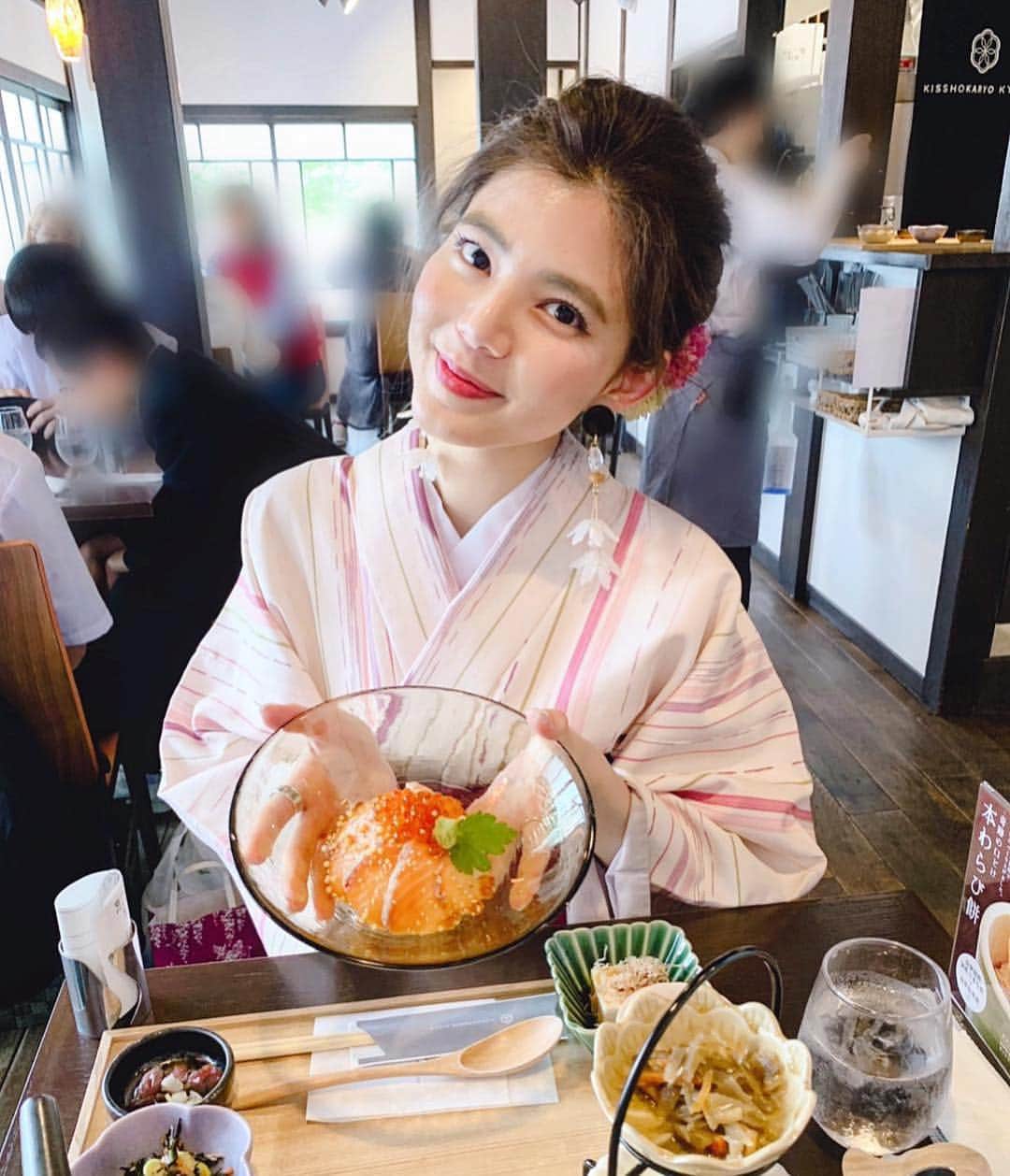 畑有里紗さんのインスタグラム写真 - (畑有里紗Instagram)「@kisshokaryo のlunch🍽 サーモンとイクラのだし茶漬けがメインの おばんざい🍱  美味しかった❤︎ セットで本わらび餅も付けたよ！ ここはパフェが有名なお店なので 次回はパフェ食べよっと❤️ . #吉祥菓寮#吉祥菓寮祇園本店 #京都ランチ#ariifood#京都ランチ巡り #京都カフェ#kyoto#京都グルメ」4月26日 12時13分 - arii_m36