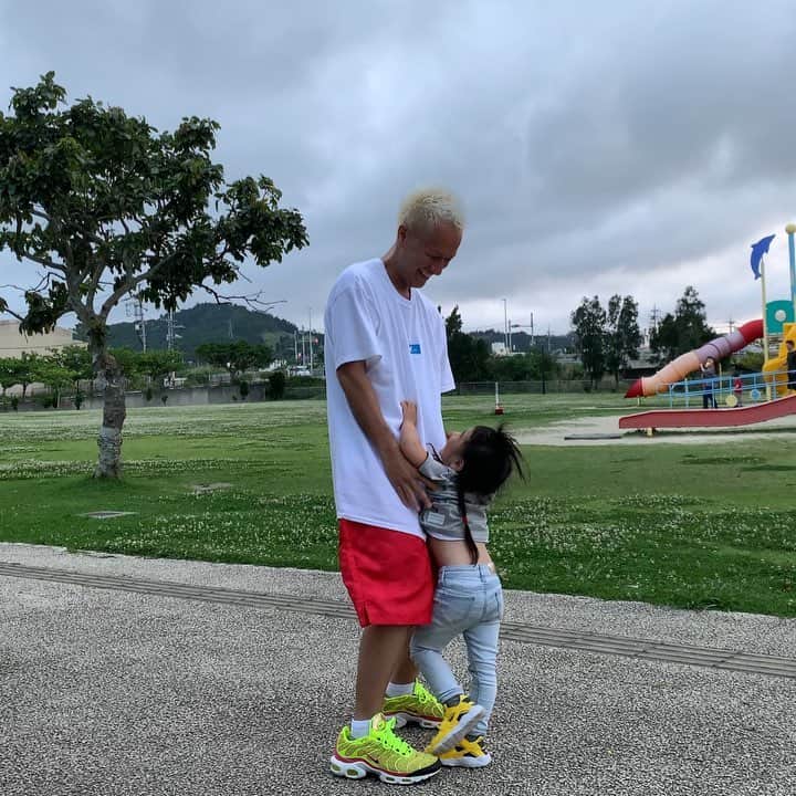のインスタグラム：「今日は早朝の便でお父さんが @teruya1223 東京出張へ✈️(日帰り) 子育てと仕事のバランスがうまく作れるように心がけているけれど、幼稚園が始まってからはお迎えも早く、そのまま一緒に職場に行くことが多くて、ちょっとまっててね。 がものすごく増えているのが現実。。 でもスタッフの子が休憩中に娘と遊んでくれたりして、娘は帰りたくなーい！というほどお店が大好き❤️助けられています😭🙏 . 動画は時間を作って公園に行ったときのもの。撮られていることに気づいてない父とはしゃぐ娘。 今日はお昼過ぎに娘と @xlarge_naha 那覇店へ少し行きます☺️ #日夕佳 #日夕佳とお父さん #沖縄 #娘」