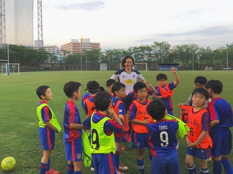 石川直宏さんのインスタグラム写真 - (石川直宏Instagram)「‪昨日はFC東京大森スクールへ⚽️🏃‍♀️🏃‍♂️💨 キンダーから小学校6年生まで皆とボールを追いかけました！天然芝で素晴らしい環境✨‬ ‪それぞれのカテゴリーにプレーと言葉で伝えさせてもらったけど、楽しく・ひとつひとつこだわりながら積み重ねて欲しいと思います。‬ ‪#fctokyo #FC東京 ‬#tokyo ‪#FC東京サッカースクール #FC大森スクール #FC東京普及部 #FC東京ファミリー」4月26日 12時14分 - sgss.18