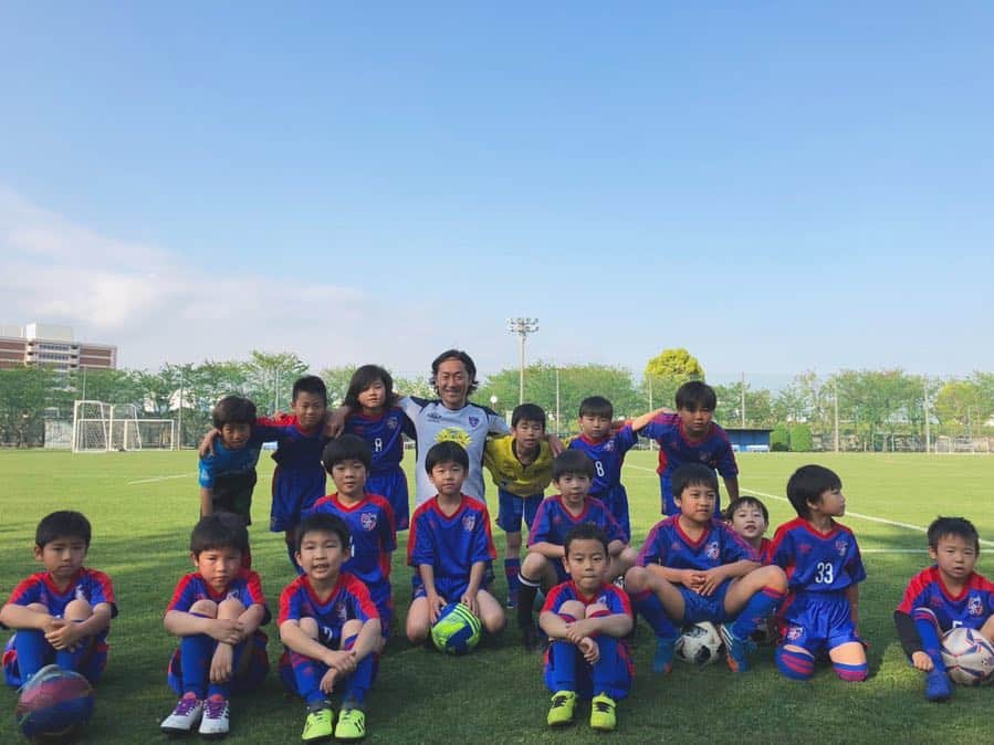 石川直宏さんのインスタグラム写真 - (石川直宏Instagram)「‪昨日はFC東京大森スクールへ⚽️🏃‍♀️🏃‍♂️💨 キンダーから小学校6年生まで皆とボールを追いかけました！天然芝で素晴らしい環境✨‬ ‪それぞれのカテゴリーにプレーと言葉で伝えさせてもらったけど、楽しく・ひとつひとつこだわりながら積み重ねて欲しいと思います。‬ ‪#fctokyo #FC東京 ‬#tokyo ‪#FC東京サッカースクール #FC大森スクール #FC東京普及部 #FC東京ファミリー」4月26日 12時14分 - sgss.18