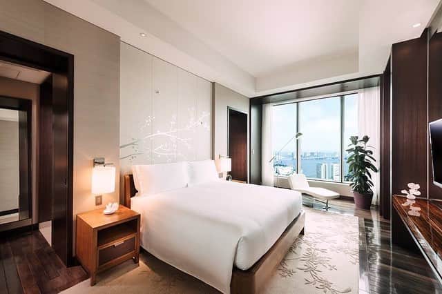 Conrad Tokyoのインスタグラム：「明日からはいよいよゴールデンウィーク。コンラッド東京ではヒルトンの創業100周年を記念した「朝食100円プラン」をご用意しております。ご家族と、ご友人と、大切な人と、優雅で贅沢な朝食ビュッフェをお楽しみいただけます。 旅先でゆっくりと滞在したい家族での旅行や、ビジネスでの出張などにおすすめの100時間滞在プラン（10,000ボーナスポイント付）もご用意しております。 http://ow.ly/XIaO30owblh #コンラッド東京 #ホテル #汐留 #東京 #日本 #新橋 #銀座 #スイート #客室 #宿泊 #朝食 #コンラッドスイート #100周年 #ヒルトン #ゴールデンウイーク #ConradTokyo #Conrad135 #StayInspired #Conrad #hotel #Tokyo #Japan #Shiodome #Shinbashi #suite #room #stay #conradsuite #GW」
