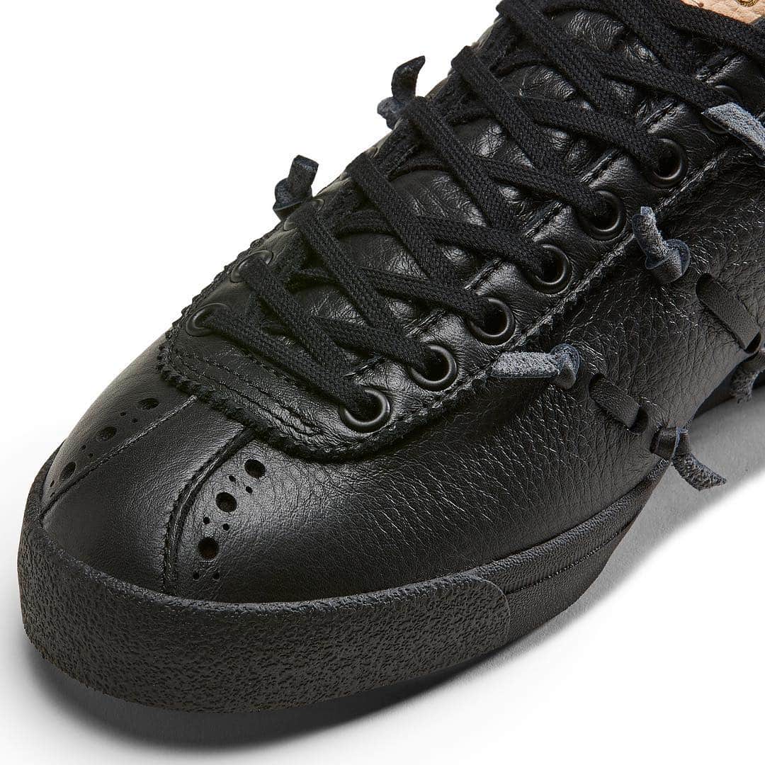 エンダースキーマさんのインスタグラム写真 - (エンダースキーマInstagram)「Now available in stores.﻿ ﻿ The hole punches appear on the toe of LACOMBE HS are reminiscent of the classic leather shoes decoratives.﻿ ﻿ #adidasOriginalsbyHenderScheme #adidasoriginals #henderscheme #公式二次創作物 #19ss」4月26日 12時18分 - henderscheme