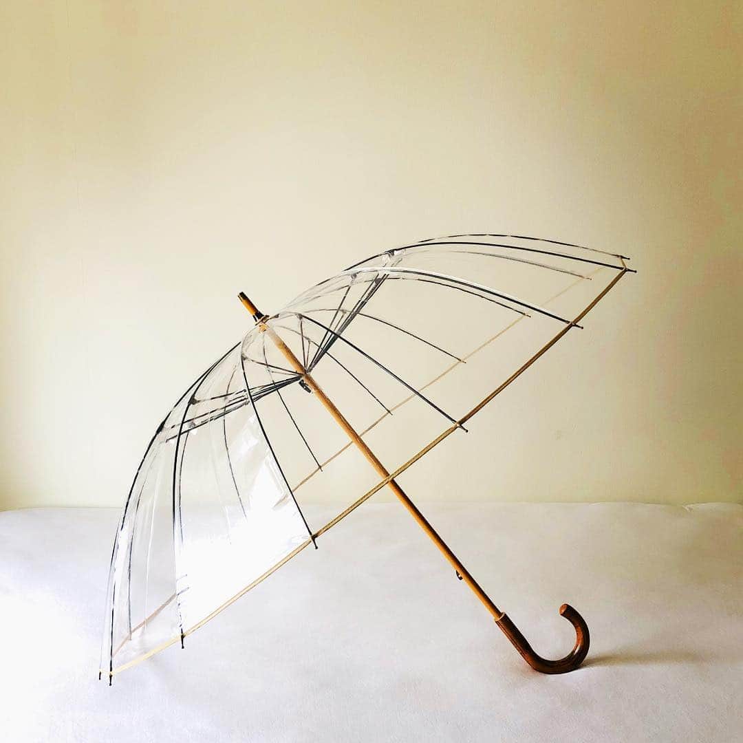 望月律子さんのインスタグラム写真 - (望月律子Instagram)「ホワイトローズの傘☺︎❤︎ THIRD MAGAZINの別注です。 ゴールドベージュのパイピング&ウッドの持ち手のリッチ感とビニール傘のギャップがいい感じです☺︎ #今日は雨 #早速使いますよ #しっかり大きさも #服もバッグも濡れないよ #クリアだからまわりもしっかり見えるし #どんな色の服とも相性がいい #雨も楽しくなるな❤︎」4月26日 12時20分 - ritsukomochizuki
