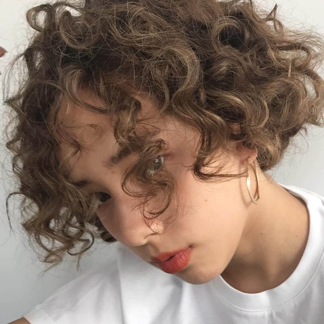 高橋忍さんのインスタグラム写真 高橋忍instagram ショートのスパイラルパーマが人気出てきましたよ Hair Hairstyle Curly ヘアスタイル ショートヘア ショートカット パーマヘア パーマスタイル カールヘア ベージュカラー スパイラルパーマ