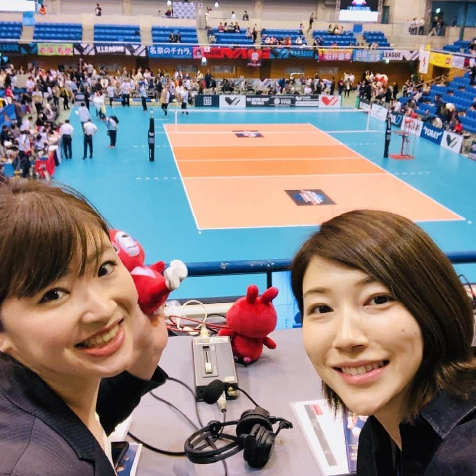 矢田部ゆかさんのインスタグラム写真 - (矢田部ゆかInstagram)「Ｖ２女子オールスターゲーム🏐  解説:狩野舞子さん 実況:矢田部ゆか リポーター:河内優美子  しょっぱなから舞子さんと副音声テイストで喋り倒しました🎤安心感😍  ゆみちゃんもさすがのリポートでひょいょい割り込んでくれた✌️ #DAZN #Vリーグ #VLEAGUE #オールスター #Vリーグオールスター #浦安市運動公園総合体育館 #解説 #狩野舞子 さん #リポーター #河内優美子 #実況 #矢田部ゆか #今季担当52試合目 #バレー実況通算167試合目」4月26日 12時28分 - yucaparis93