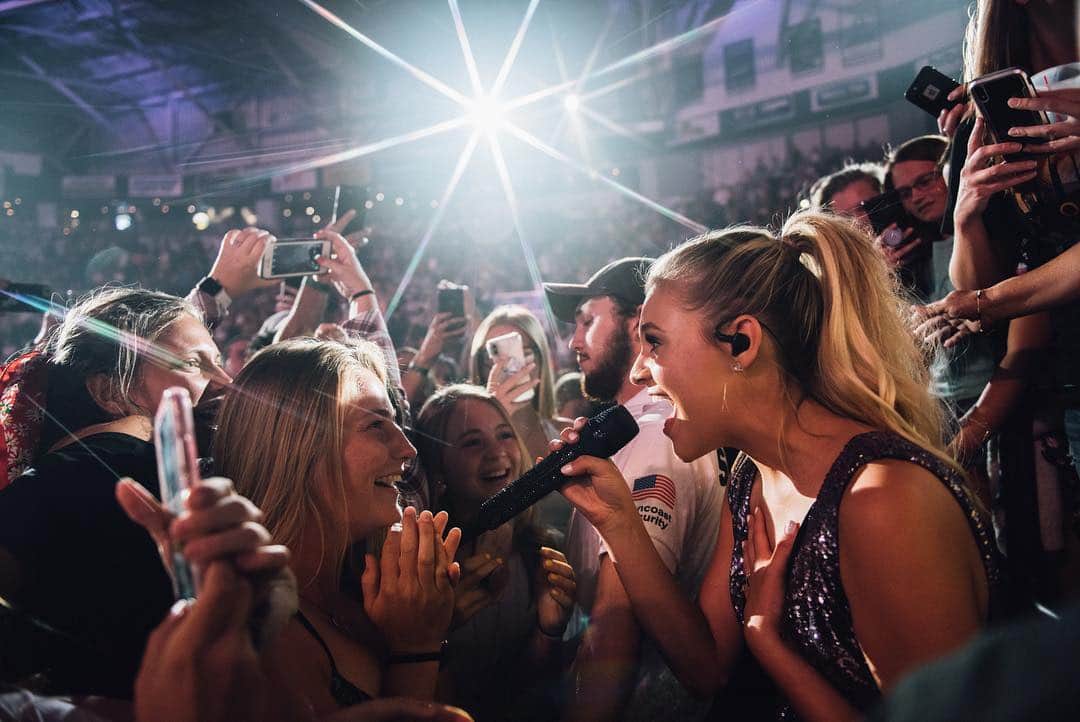 Kelsea Balleriniさんのインスタグラム写真 - (Kelsea BalleriniInstagram)「so thankful for @_blythethomas capturing the magic of this tour. I love sharing these moments with you guys. Feeling so, so lucky. Thanks for another SOLD OUT show tonight, Estero! See you tomorrow, St Augustine & Augusta Saturday ✨」4月26日 12時30分 - kelseaballerini