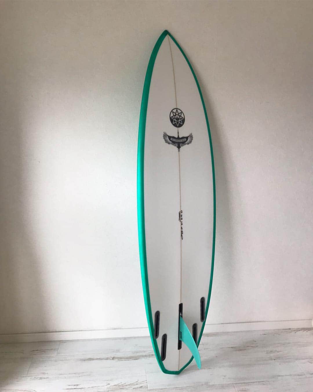 三浦理志さんのインスタグラム写真 - (三浦理志Instagram)「New board が届きました〜！ GWは遊びまくるぞ〜😁 #rmdsurfboard #surfboard #surf #surfing #surfandnorf #neoretro」4月26日 12時37分 - mar4m