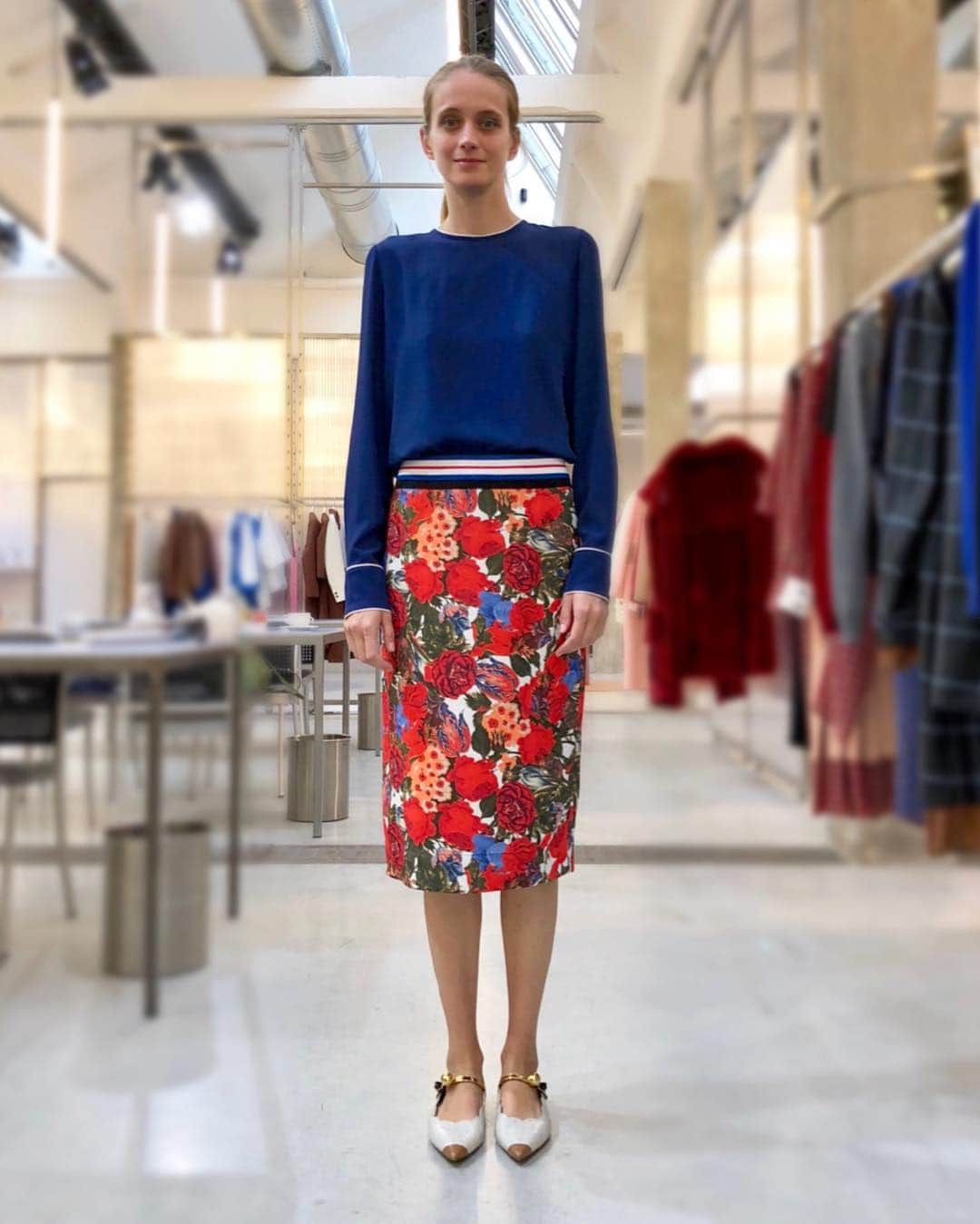 Taki Tanakaさんのインスタグラム写真 - (Taki TanakaInstagram)「#MARNI  #❤️💙 懐かしいような新しいような。可愛いフラワープリントのタイトスカート。 美しいブルーのスポーティーなトップスとあわせて。 #マルニ #入荷 @iza_official #instorenow  @marni」4月26日 12時37分 - tanakataki