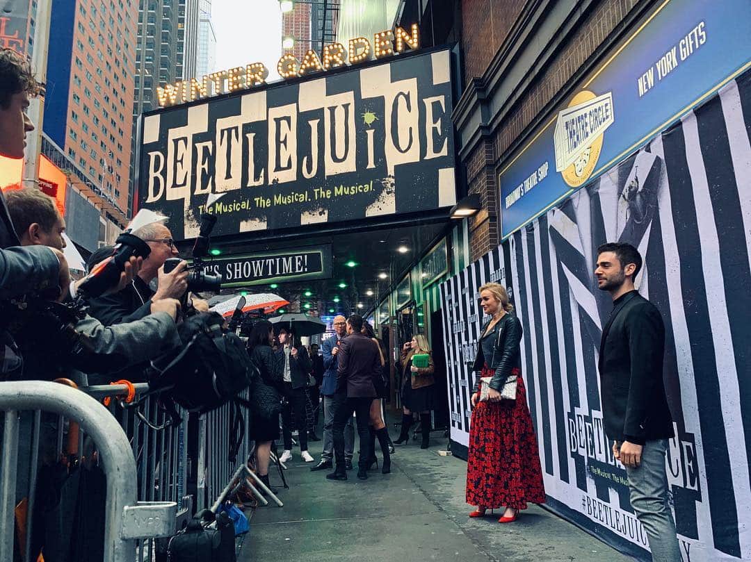 Warner Bros. Picturesさんのインスタグラム写真 - (Warner Bros. PicturesInstagram)「Death has never been so much fun—Broadway’s hilarious new musical @beetlejuicebway opens today in NYC and this crowd is ready to have the time of their (after)life. #BeetlejuiceBway」4月26日 12時39分 - wbpictures