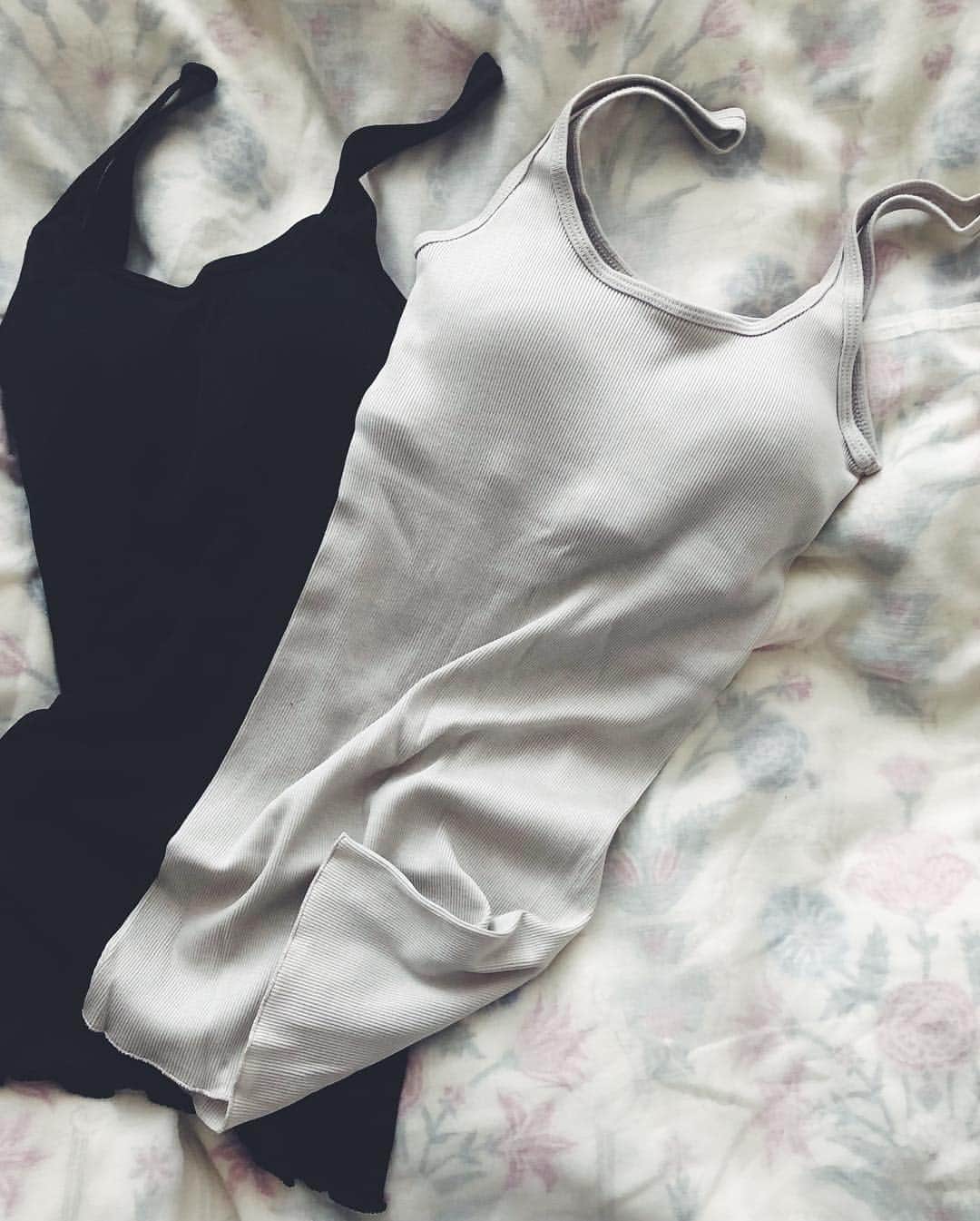 尾形沙耶香さんのインスタグラム写真 - (尾形沙耶香Instagram)「#simpleoutfit  撮影で着て一目惚れし、即ネットでオーダーした @mica.deal の#インナー 。着心地と上品さが🙆🏻‍♀️💕」4月26日 12時39分 - sayakaogata