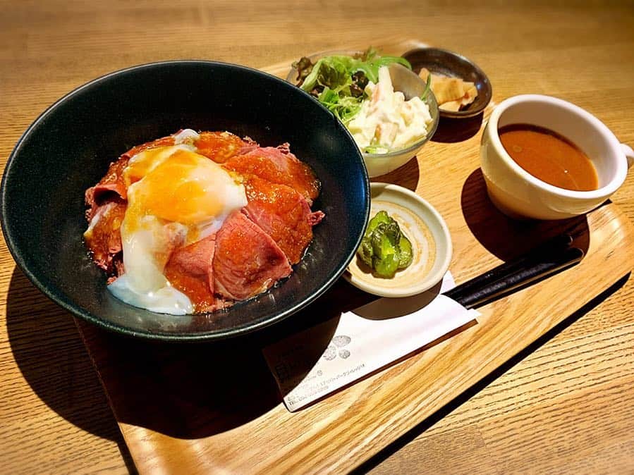 のインスタグラム：「🍴貝しぐれ lunch🍴 ・ローストビーフ丼（日替わり丼） ・あさりラーメン〜生ユズ香る醤油〜（with貝めし） ランチはALL850円😋 ビジネスランチにも良いのかも！早い🙆‍♀️💕13時以降行くとのんびり空間…だけれど日替わり丼・日替わり定食は売り切れちゃうかもしれないのでお早めに👍 LINEのお友達になると毎週メニュー送ってもらえるから良いね🥰 ちなみに私はラーメンをいただきました😋あっさりだけどちゃんと貝の旨味がでてる爽やかなラーメン！貝めしwithスープで😋完食だね🙆‍♀️❤️ . . . . . #yunnaログ #名古屋ランチ #ラーメン #ローストビーフ丼 #貝しぐれ」