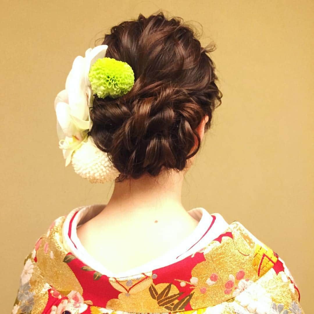ウェディングプロデュース ラリアンスのインスタグラム：「下めシニョンの和装ヘア  wedding👰🌿 #ブライダルヘアメイク #和装ヘアスタイル #胡蝶蘭 #ピンポンマム #weddinghair  #神楽坂ウェディング #色打掛」