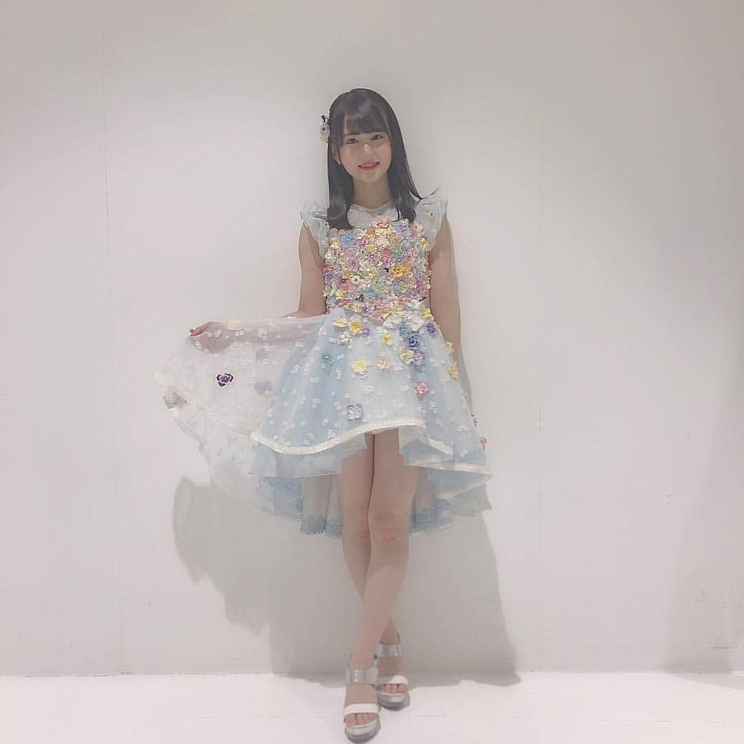 前田彩佳さんのインスタグラム写真 - (前田彩佳Instagram)「🌸🌷💙﻿ ﻿﻿ ＊＊＊＊＊＊＊＊＊＊﻿﻿ ﻿ 足が綺麗に見えるありがたい衣装です🥺﻿ AKB48の衣装は、キラキラのアイドルにしてくれる魔法みたい！！﻿ ﻿ ＊＊＊＊＊＊＊＊＊＊﻿ ﻿﻿ #お花﻿ #AKB48」4月26日 12時48分 - _ayaka1218