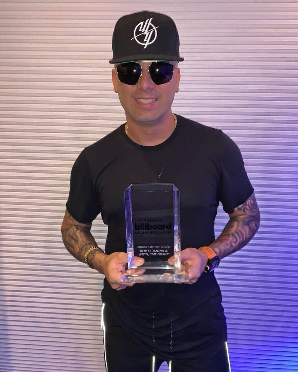 ウィジンさんのインスタグラム写真 - (ウィジンInstagram)「Posted @withrepost • @peopleenespanol Felicidades @wisin por tu premio por mejor canción pop en los @latinbillboards #MeNiego con @reikmx y @ozuna 👏🏽•📸:@jenniferjnieman」4月26日 12時50分 - wisin