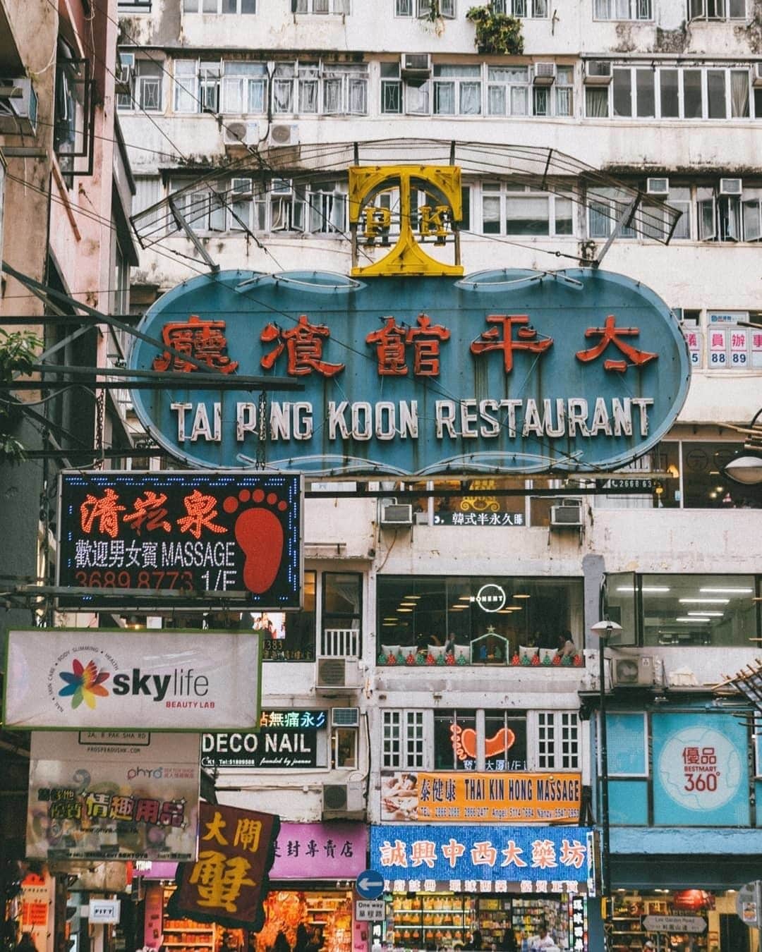 Discover Hong Kongさんのインスタグラム写真 - (Discover Hong KongInstagram)「When you’re in town, keep your eyes peeled for the unique signs above the streets.  在香港逛街，欣賞街上林林總總的招牌也是樂趣！ 香港の名物といえば、看板！夜は光り輝くネオンに！お見逃しなく。 📷: @myelectricheart #DiscoverHongKong #repost」4月26日 13時00分 - discoverhongkong