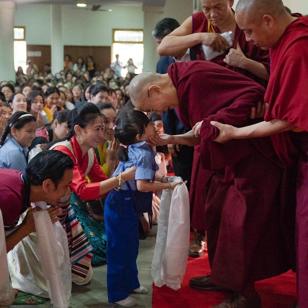 ダライ・ラマ14世さんのインスタグラム写真 - (ダライ・ラマ14世Instagram)「HHDL greeting a young student as he arrives for his meeting with members of the Tibetan community at the Tibetan Youth Hostel in New Delhi, India on April 26, 2019. Photo by Tenzin Choejor #dalailama」4月26日 12時57分 - dalailama