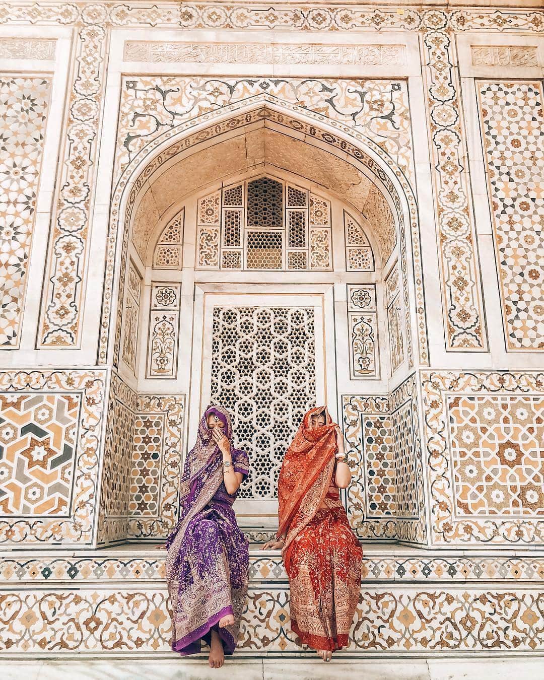 のインスタグラム：「こんにちは😊 本日の「#タビジョ」はこちら💕 ＊＊＊＊＊＊ 📸@onumaaanさん 🚩インド・「Tomb of I'timād-ud-Daulah (Baby Taj)」 🎙ご本人コメント Baby Taj🕌💫 ㅤㅤㅤㅤㅤㅤㅤㅤㅤㅤㅤㅤㅤ さーて！ #おーぬまんインド旅 はじまるよん🇮🇳 ㅤㅤㅤㅤㅤㅤㅤㅤㅤㅤㅤㅤㅤ ここめっちゃ可愛いくない！？ ベイビータージマハル👶⭐︎ 名前もかわいすぎ(笑) ㅤㅤㅤㅤㅤㅤㅤㅤㅤㅤㅤㅤㅤ あのタージマハルの小さい版みたいな 流石シンメトリーなデザインが素敵で 柄と模様もなにこれめっちゃ可愛い♡ ㅤㅤㅤㅤㅤㅤㅤㅤㅤㅤㅤㅤㅤ よーことサリーも借りて着ちゃって 気分は完全にインド人なますて。 ＊＊＊＊＊＊ こちらはタージ・マハルの原点とも言われてるんすね✨ いつも、素敵なお写真ありがとうございます💝 ＊＊＊＊＊＊ [今週のタビジョツアー人気ランキング💁‍♀️］ 3位 <再びBEST3に返り咲き！> 「タビジョ上海3/4日間ツアー」3.98万円～ →羽田発着 往路午前出発＆復路夜帰着✈️ 日中フットワーク軽く動くには最適なホテル滞在🏨 小龍包クーポン＆オープントップバス1日乗車券付😆 2位 <3週連続2位！> 「タビジョベトナム周遊6日間ツアー」7.48万円～ →ベトナム(ホーチミン・ダナン・ホイアン)のいいとこどり女子旅ツアー💁‍♀️ ホイアン3大名物料理の夕食など嬉しい食事7回付✨ 1位 <3週連続1位！> 「タビジョはじめて奄美大島3/4日間ツアー」2.58万円～ →滞在中レンタカー乗り放題🚗 青い海と青い空に囲まれたリゾートHOTEL滞在🏨 ※詳細は、アカウント🔝のURLから チェックしてください😊 @tabi_jyo ＊＊＊＊＊＊ #タビジョ #タビジョと繋がりたい #tabijyomap_india」