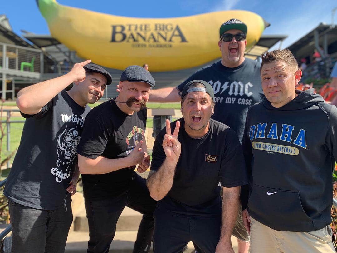 Zebraheadさんのインスタグラム写真 - (ZebraheadInstagram)「We got to hang out at the legendary Big Banana today! It was very a-peeling! We're headed to Newcastle to party at Hamilton Station tonight!! #bigbanana #australia」4月26日 13時02分 - zebraheadofficial