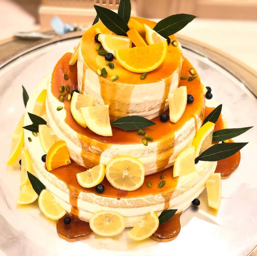 アニヴェルセル 大阪 公式さんのインスタグラム写真 - (アニヴェルセル 大阪 公式Instagram)「. . さわやかな柑橘系のフルーツがのったケーキに、ドリップソースをかけて2人でお仕上げ♡ . これからの季節にぴったりなウエディングケーキのご紹介でした🎂 . . #wedding #bride #love #anniversaire #bouquet #ウェディング #ウエディング #アニヴェルセル #アニヴェルセル大阪 #アニ嫁 #日本中のアニ嫁さんと繋がりたい #結婚式 #ウエディングフェア#ウェディングフェア #ブライダルフェア #模擬挙式 #試食 #プレ花嫁 #関西プレ花嫁 #日本中のプレ花嫁さんと繋がりたい #marry花嫁 #アニスタグラム #ウェディングケーキ #オリジナルケーキ #ドリップケーキ」4月26日 13時10分 - anniversaire_osaka