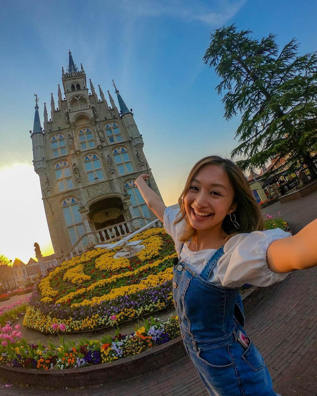 近藤あやさんのインスタグラム写真 - (近藤あやInstagram)「#GoPro 片手に、相棒もつれて👩 ハウステンボス ロケッ🏰🌼❤️❤️❤️ . #令和記念 #放送一発目 #5/1 だよ #きとキュン #ご褒美旅行 あざす🧡 #HERO7 #goproのある生活 #GoPro片手にどこへでも 衣装は、 @spiralgirl_official です🌈🌈🌈」4月26日 13時10分 - doraemontoaya