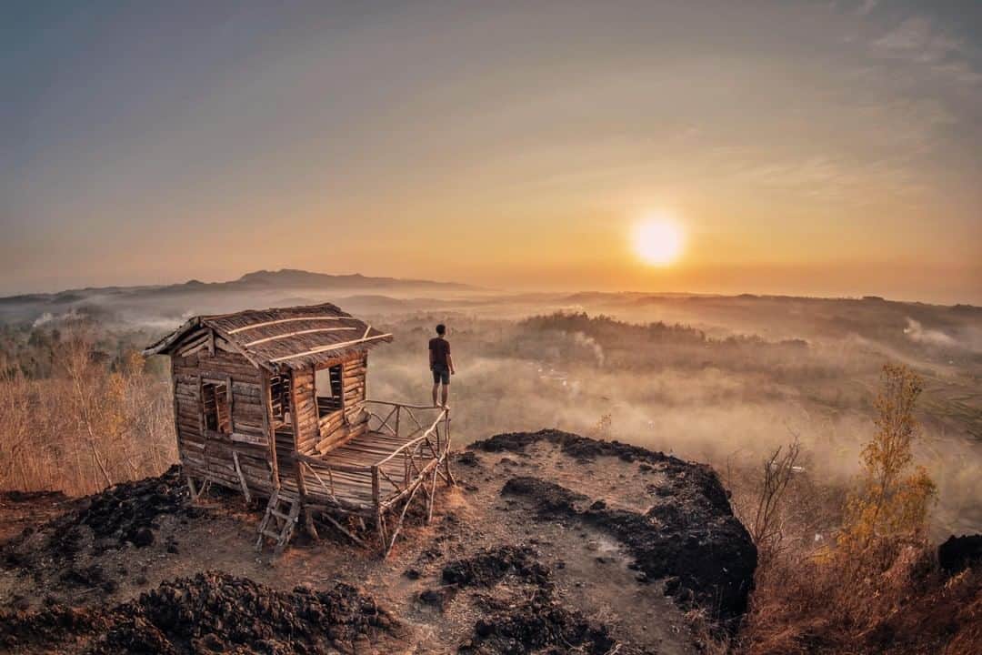 Canon Asiaのインスタグラム：「“This photo was shot at my beautiful village in Yogyakarta, Indonesia. This is the Gunung Ireng Scrumbung. It is at the top of this hill that people can view the sunrise as an amazing scenery. In fact, it gets even more beautiful when there’s a fog." • 📷 Image by @yosafatyk shot using the Canon EOS M6 | Canon EF 8-15mm f/4L USM | f/16 | 1/50s | ISO 100 | 10mm  Want your photos to be featured too? Tag them with #canonasia or submit them on My Canon Story, link in bio!  #canonasia #photography #igindonesia #indonesia #indonesia_photography #yogyakarta #travel #travelphotography #nature #naturephotography #naturelovers」
