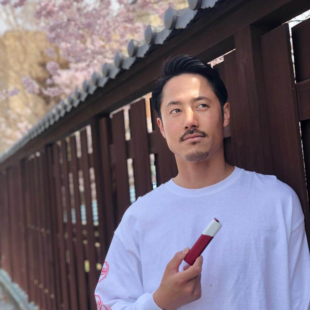 中村貴之さんのインスタグラム写真 - (中村貴之Instagram)「#IQOSThisChangesEverything #IQOSアンバサダー #IQOSJapan  @iqos_jp  目まぐるしい変化と進化が平成にはありました。元号が変わりさらなる時代へ突入する事への期待と希望を持ちながら新元号を迎え入れたいと思います。 「一人一人大きな花を咲かせる」と願いが込められた「令和」この意味を大切に自分らしく仕事も遊びも全力に取り組みこの桜のように大きな花を咲かせたいです。 このIQOSのNIPPON 祝賀モデルは改元を祝ってのパッケージで和を感じられるカラーが渋くてすごくイケてますよ！  詳しくはIQOSストア、公式IQOSのサイトで確認してください。 ※成人喫煙者向けの本製品には、リスクがないわけではありません。」4月26日 13時14分 - taka_brew