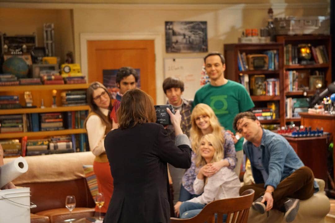 メリッサ・ラウシュのインスタグラム：「#TBT to the tape night for tonight’s @bigbangtheory_cbs with @therealjimparsons @kaleycuoco @missmayim @sanctionedjohnnygalecki @kunalkarmanayyar @cassiedendanto 💖 (📸: @a.ayers10 )」