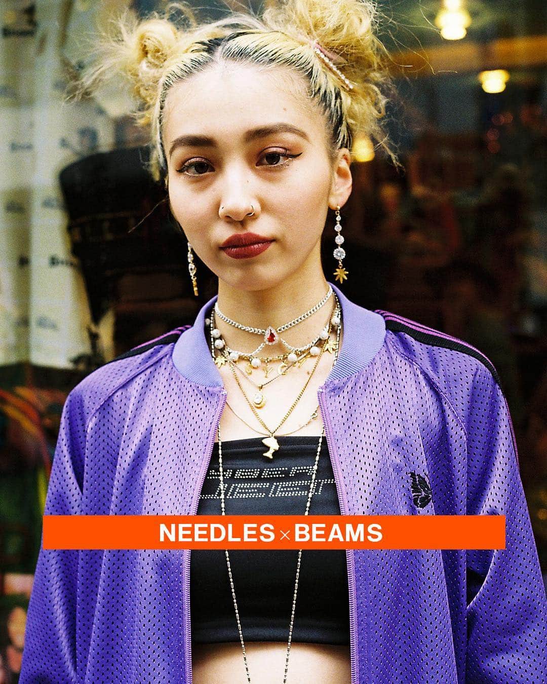 のインスタグラム：「… HARAJUKU BEAMS New Contents UP  NEEDLES photo  by @mirimatsufuji  NEEDLESを代表するトラックスーツに、初めてメッシュ素材を採用したビームス別注が登場。 原宿のとんちゃん通りで働く名物スタッフ達の着こなしをピックアップ。  @nepenthes.official ・ #needles #ニードルズ #beams #ビームス #harajuku_beams  #原宿  #とんちゃん通り #pinnap」