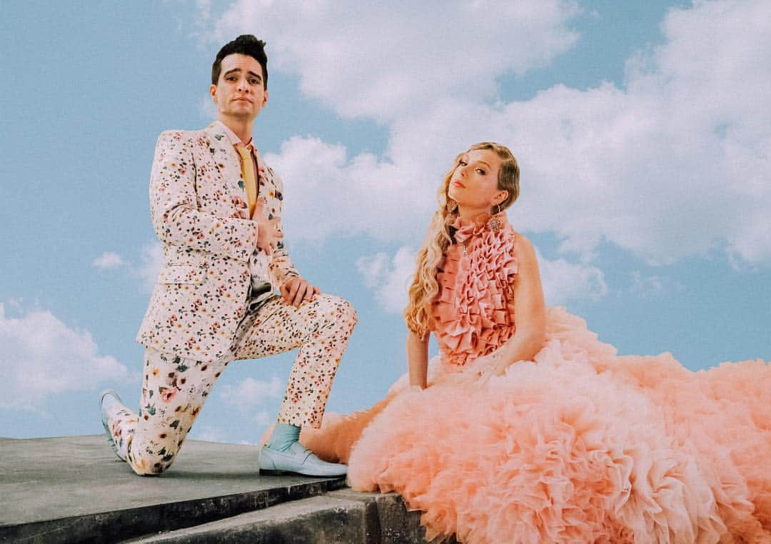 Panic! At The Discoのインスタグラム：「Tell ya friends, tell ya grandma, tell ya cat, tell everyone… ME! w/ @taylorswift is out now #MeOutNow」