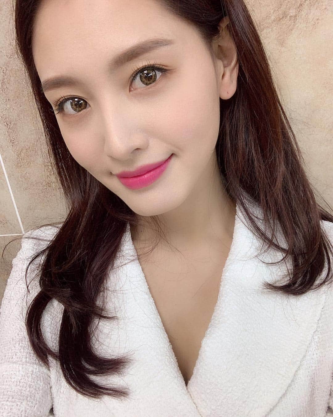 キム・ジェギョン さんのインスタグラム写真 - (キム・ジェギョン Instagram)「이 구역 미친여자 #베로니카박 예고편 공개!👸🏻 인스타프로필 링크 클릭! 후회하지않을겁니다😘 . #초면에사랑합니다 D-10」4月26日 13時20分 - _kimjaekyung_