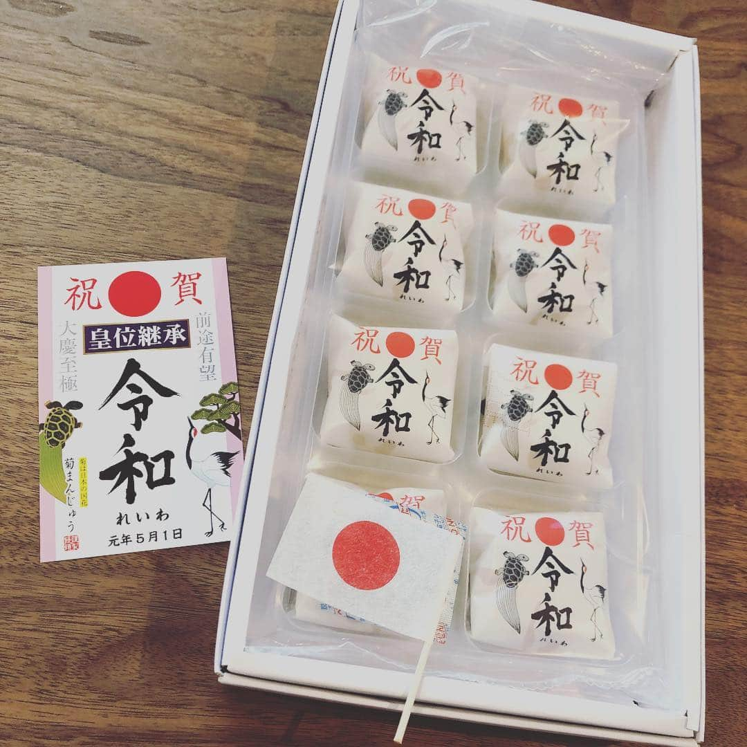 肘井美佳さんのインスタグラム写真 - (肘井美佳Instagram)「Super Reiwa-ish sweets I got! ものすごく令和感溢れるお菓子いただきました！旗までついてる… １日に食べよう笑  #countdown #reiwa #あと5日… #みなさん平成最後の日何しますか？ #何していいかわからずそのまま過ぎて行きそう」4月26日 13時20分 - mikahijii