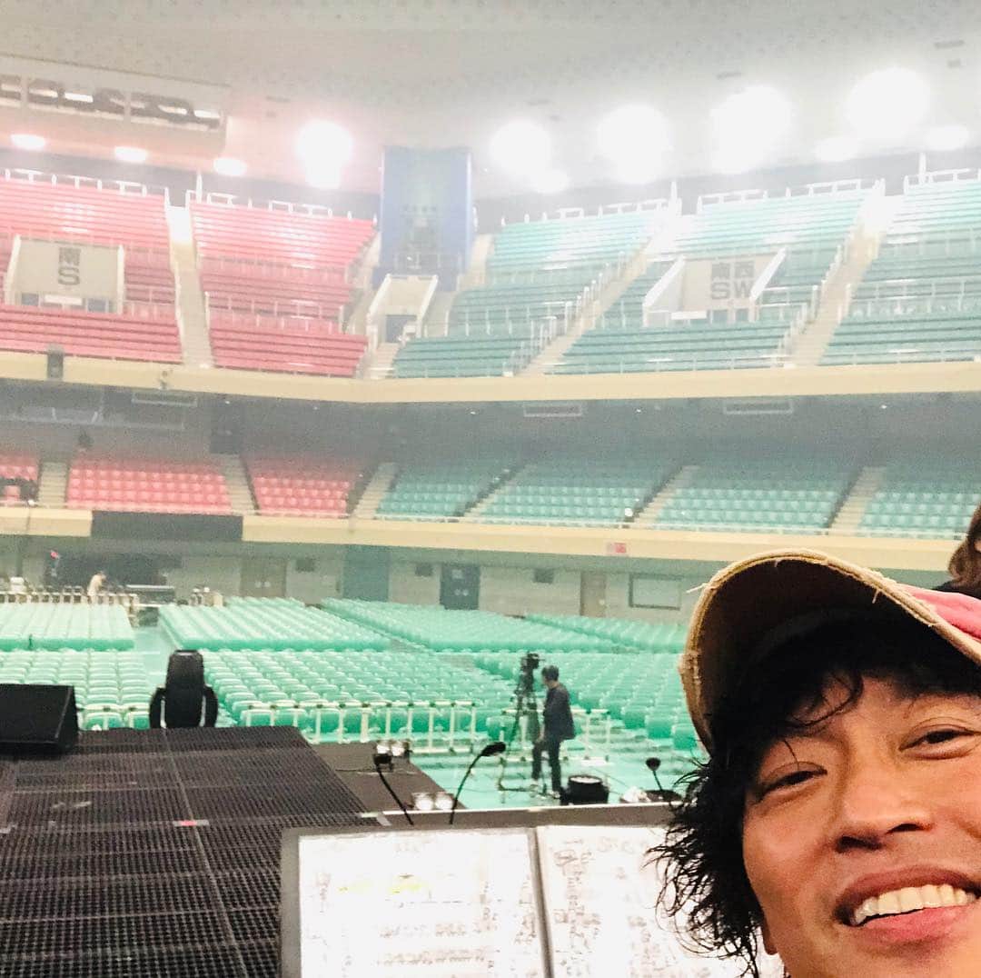 日野賢二のインスタグラム：「Budokan 3days starting Today w/Misia!!!! 武道館で缶葡萄食べるんじゃなくて〜笑っMISIA平成最後の3デイズ今日からスタート！28日はwowow生放送でーす！ #misia #jino #jinobass #aguilaramp #kenjihino #fitear #日野賢二 #atelierZ #fender #roland #boss」