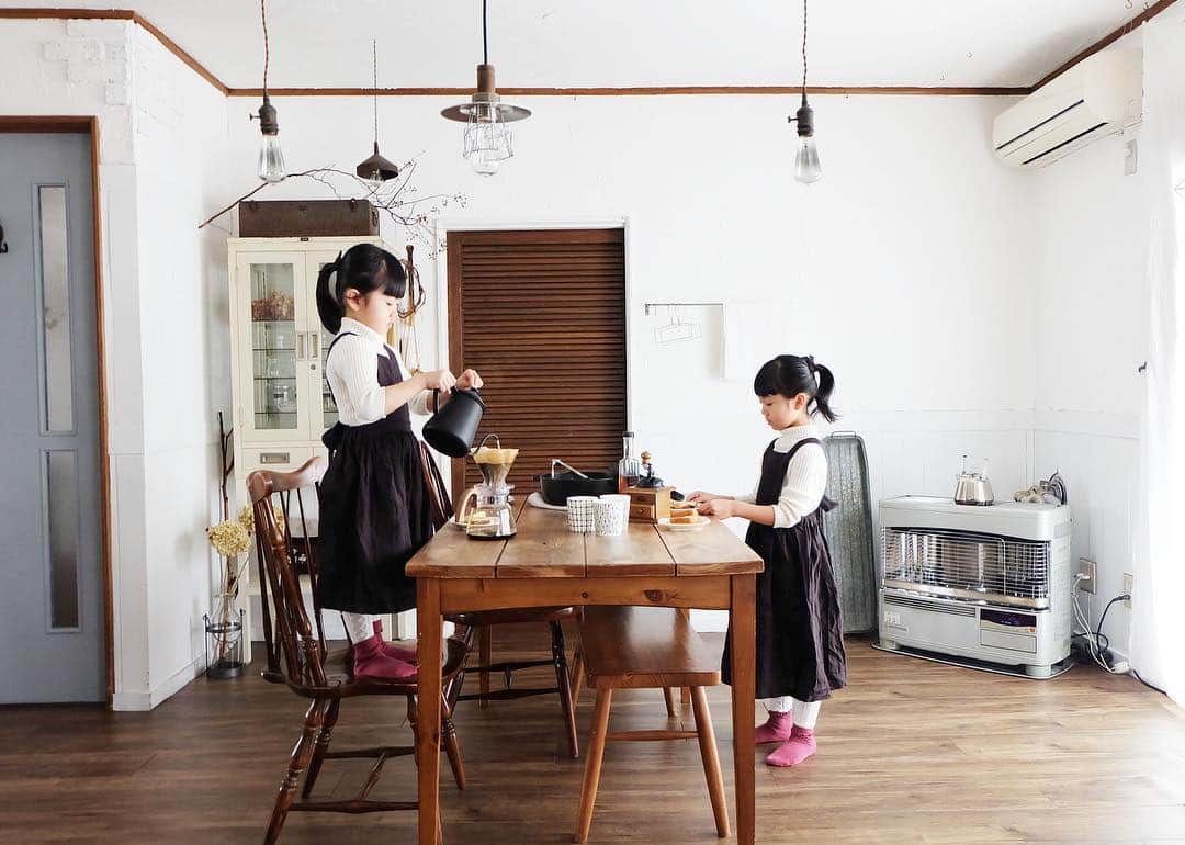 のインスタグラム：「.﻿ RE住むマガジン更新しました📖✍🏻﻿ >> @resumu_renovation﻿ ﻿ 北海道で中古の戸建住宅をリノベ&改築して暮らす、インスタグラマーmadoさん（@mumakari ）の暮らしをご紹介。﻿ ﻿ 引越し当初、''インテリアにはあまりこだわりが無かった''というmadoさんは、Instagramを通して『お部屋づくり』をしていったそう。﻿ ﻿ ''写真を撮るのもDIYの一部'' と語るmadoさん流、家づくりへのこだわりとは？﻿ ﻿ 詳しくは @resumu_renovation より記事をご覧ください！﻿ ﻿ ﻿ ﻿ #RE住む #RE住むリノベーション #リノベーション #リノベ #戸建リノベーション #中古リノベ #中古戸建 #暮らし #マイホーム #ライフスタイル #ヴィンテージスタイル #暮らしを楽しむ #子供と暮らす #カフェスタイル  #cafe #DIY #DIY女子 #DIYのある暮らし #DIYリノベ #キッチンインテリア #古道具 #カフェ風インテリア #ブルックリンスタイル #無垢床材﻿ #田舎暮らし #ベッドルーム #寝室 #キッチン収納 #洗面所」