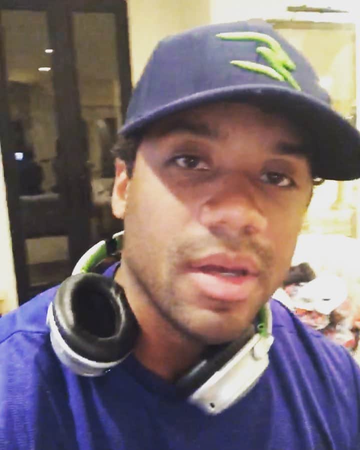 ラッセル・ウィルソンのインスタグラム：「Welcome Lj... time to dominate! Let’s win a 🏆! @Seahawks #GoHawks #TeamBose」