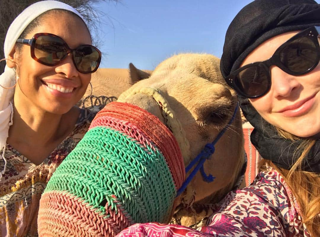 サラ・ラファティさんのインスタグラム写真 - (サラ・ラファティInstagram)「Happy Birthday @iamginatorres. What a gift to be on this adventure with you. Thank God we can check camel selfie off the bucket list.  What’s  next? (Leave suggestions below :)) Love you, Sister Wife. 🎂 🐫 😘」4月26日 13時39分 - iamsarahgrafferty