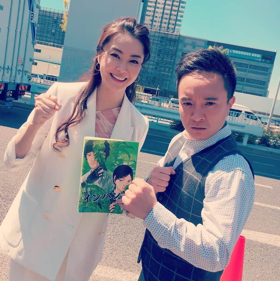 観月ありささんのインスタグラム写真 - (観月ありさInstagram)「本日『インハンド』放送です😊✋ 初共演の濱田岳君と😃 科学的に不老不死を研究しアンチエイジング治療をしている美容団体のCEO。瀬見まき子という役柄を演じさせて頂きました！ 出版しているであろう本や等身大パネルもリアルですね😅✋️ TBS 金曜ドラマ 「インハンド」(毎週金曜よる10時〜) 4/26(金)放送 第3話 ゲスト出演 #インハンド #TBS #山下智久 #濱田岳 #菜々緒 #観月ありさ」4月26日 13時42分 - alisa_mizuki