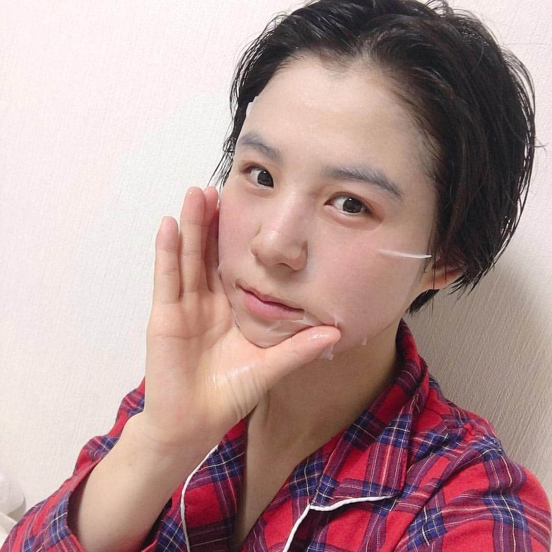 光永さんのインスタグラム写真 - (光永Instagram)「昨日の風呂上がりもまさにつけてたんですけど。 2・3日前から日本でも発売開始した、 @vtcosmetics_official のパックをフライングして頂いてました😯✨ ( @vtcosmetics_japan 、ありがとうございます！！！！) . 美容液がそのまま張り付いてるみたいな、ピッターーーン‼️って顔にひっついてくる付け心地に感動😭✨ 傷の治りはやくなったりするので、最近しょっちゅう出来物こんにちはしてた私は助かります。 あと、いやなニオイも無いし、超肌優です。 よっしゃ今だ！！というときに使用しています✨ . あと、なんてったって、 made in japan🇯🇵！韓国大大大好きだけど日本の技術には絶大なる信頼。 韓国のパック気になってる方はぜひ使ってみてくださいまし🙂 . . #VT #VTCOSMETICS #koreancosmetics #Koreabeauty #kbeauty #CICA #シカクリーム #韓国コスメ #鎮静 #肌荒れ #ニキビ #保湿 #乾燥 #敏感肌 #コスメ #スキンケア #クリーム# 再生クリーム #koreacosmetic #kbeauty #pr」4月26日 13時49分 - hinata_official__