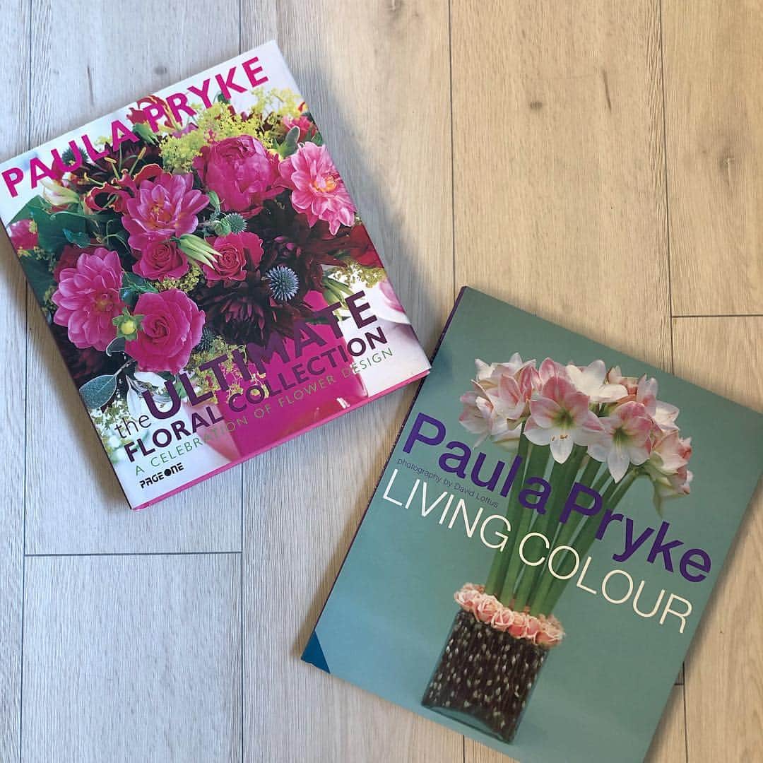 池上真麻さんのインスタグラム写真 - (池上真麻Instagram)「お花の仕事を始めたときに とても影響を受けた #PaulaPryke の本。 お花のアイディアも色の勉強にもなって、今見てもまた発見する箇所がある。 ゴールデンウィーク、ゆっくり見たいな。 . #florist #flower #instaflower #flowerstagram」4月26日 13時49分 - marsaikegami