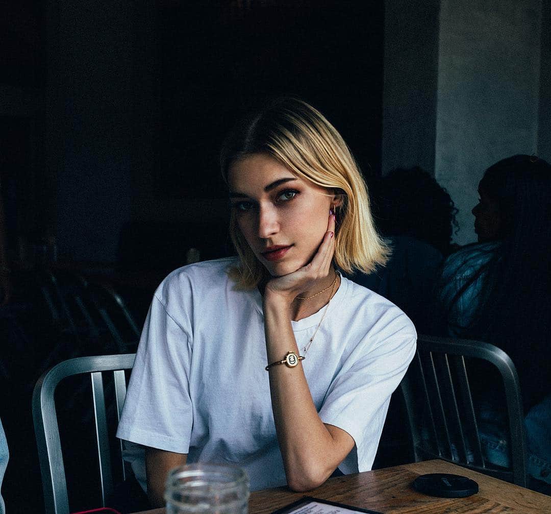 ステファニー・ミチョヴァのインスタグラム：「What are you thinking about? ☔️ 무슨 생각 하나요?」