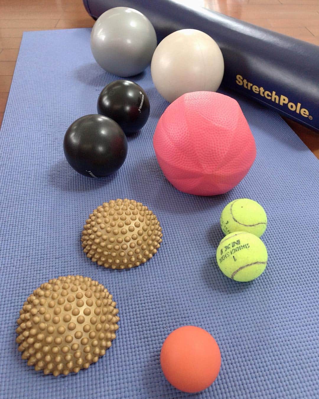 中島はるみさんのインスタグラム写真 - (中島はるみInstagram)「私のセルフケアグッズ 一つでも無いと困るヽ(´o｀； 毎日のケア 大事です  #首 #背中 #腰 #お尻 #太もも #脹脛 #足裏 #毎日のケア #健康 #リンパの流れ #老廃物 #筋肉リリース #マッサージ #怪我をしない為にも」4月26日 13時56分 - harumi_nakajima
