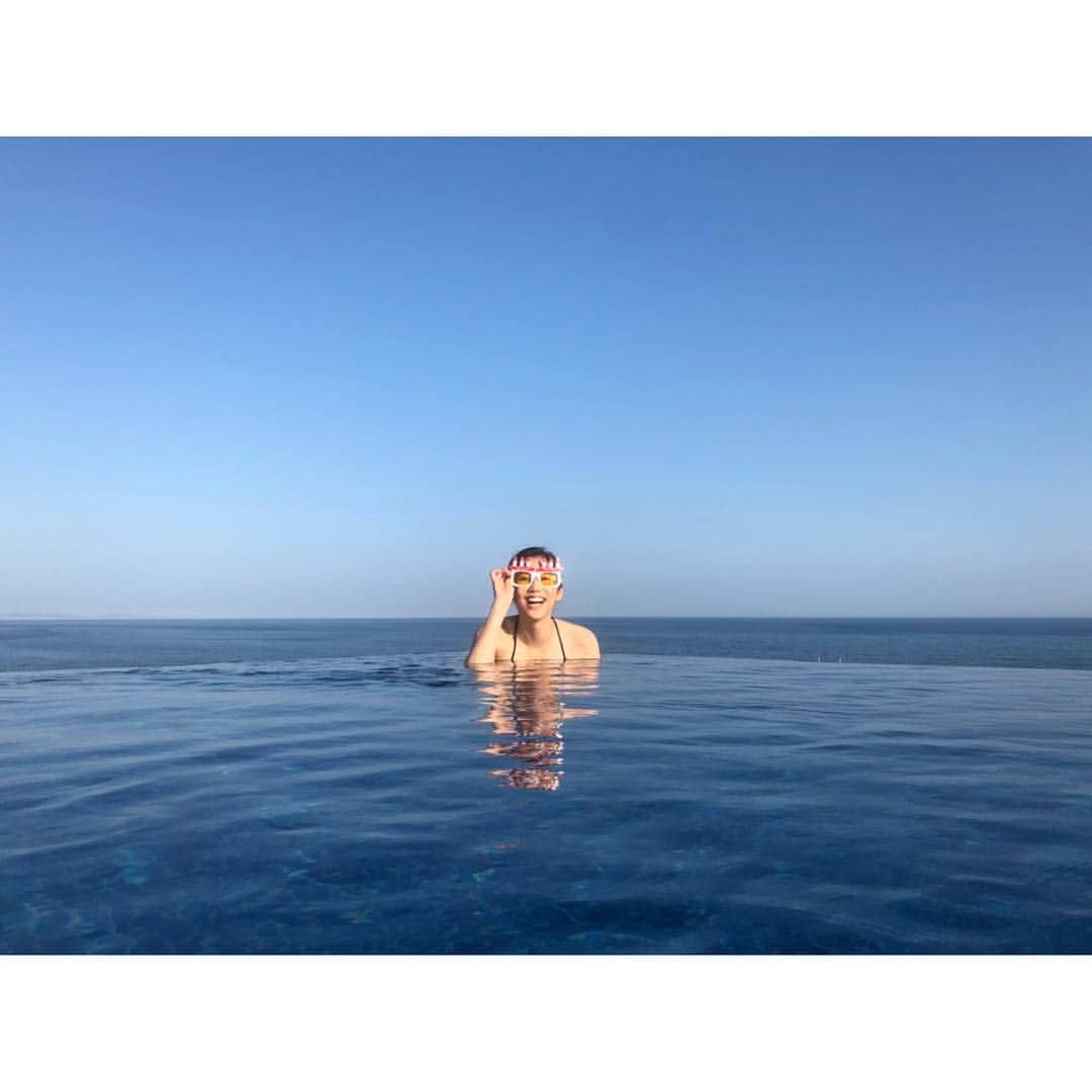 春輝のインスタグラム：「28歳最後の日😀 一足早く仲良しの友人にお祝い旅行へ連れて行ってもらいました😊 近場にこんな綺麗な所があったなんて👀 気候にも恵まれて、4月なのに青空満点の暑い中プールにも入れました✨ 20代もあと1年か笑 楽しい思い出を有難う！  #BD #春輝#ハルキックス#haruki#harukix」