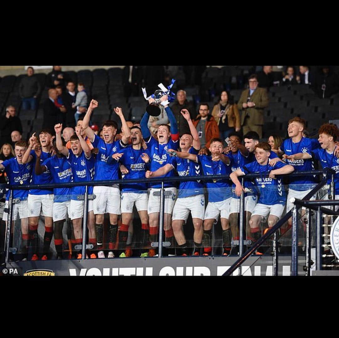 スティーヴン・ジェラードさんのインスタグラム写真 - (スティーヴン・ジェラードInstagram)「Congratulations to both sets of players and staff @rangersfc academy and @liverpoolfc academy . Fantastic achievement winning the FA youth cups 👏👏」4月26日 14時03分 - stevengerrard