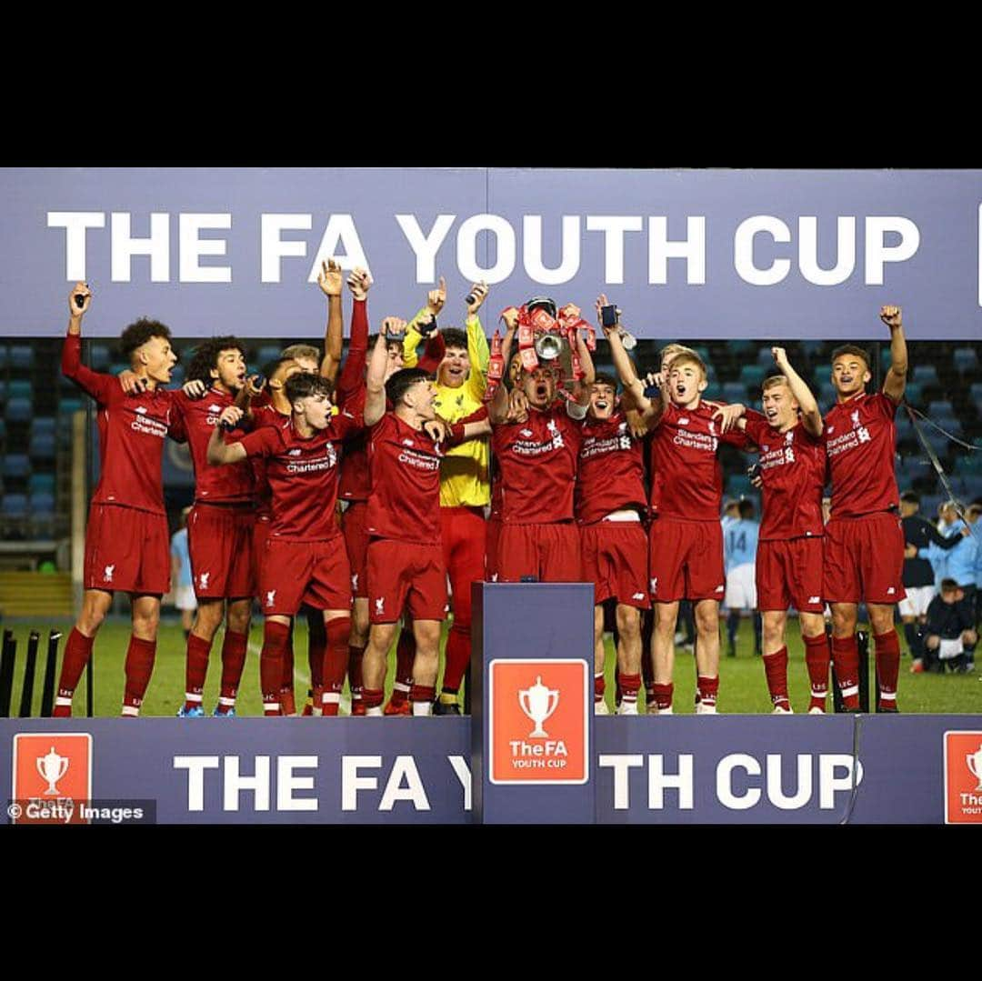 スティーヴン・ジェラードさんのインスタグラム写真 - (スティーヴン・ジェラードInstagram)「Congratulations to both sets of players and staff @rangersfc academy and @liverpoolfc academy . Fantastic achievement winning the FA youth cups 👏👏」4月26日 14時03分 - stevengerrard