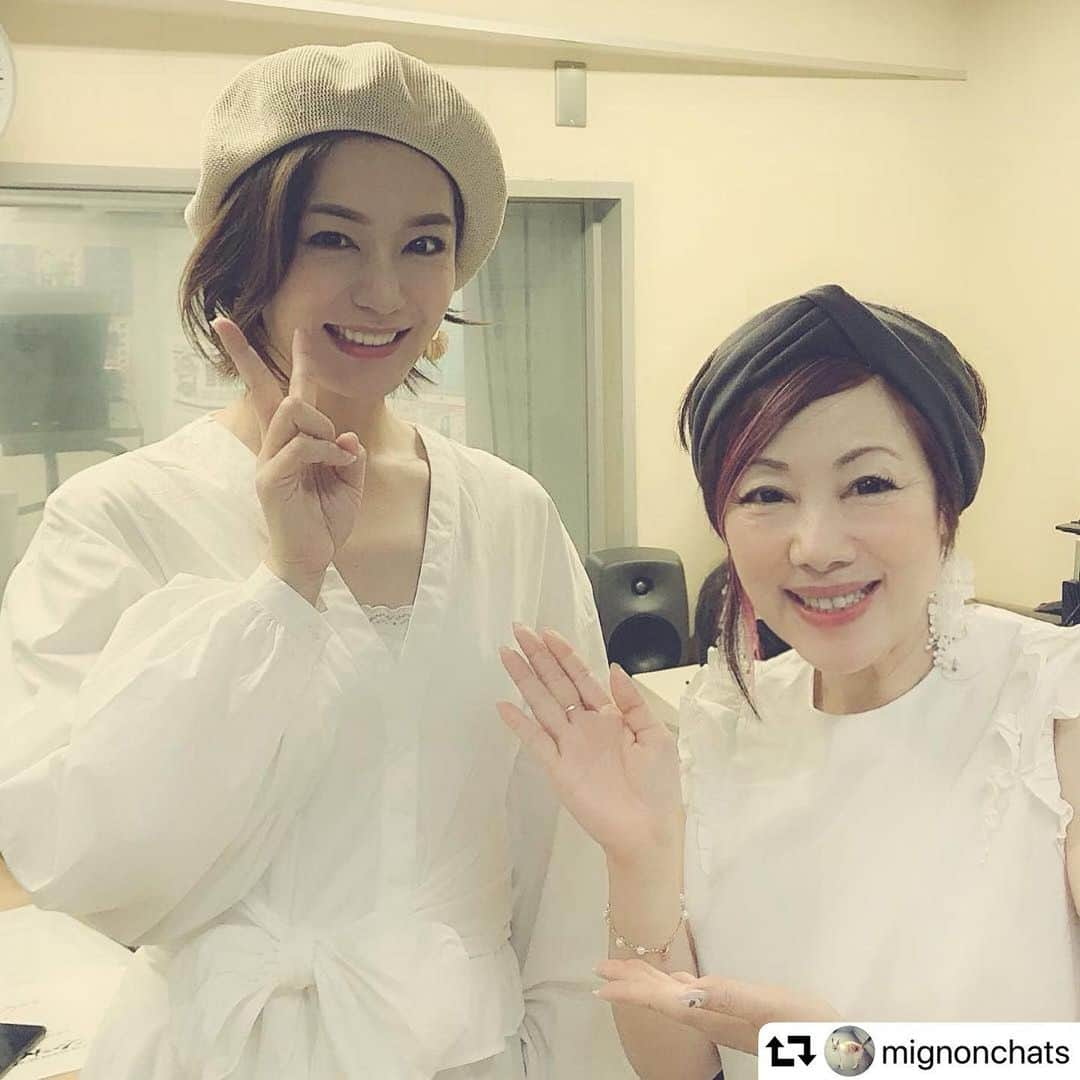 川満アンリさんのインスタグラム写真 - (川満アンリInstagram)「収録前の本村ひろみさん @mignonchats とラジオ沖縄でお会いしましたー✨ お揃いのホワイトコーデ🌸 ひろみさん、ピアスもブラウスもおしゃれ❤️いつもすてきです！！ #ラジオ沖縄 #本村ひろみ #川満アンリ #ホワイトコーデ」4月26日 14時06分 - anly_lalala